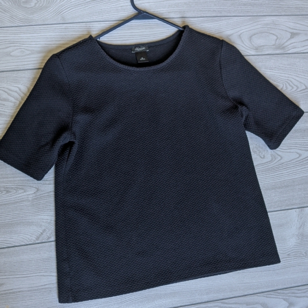 Ann Taylor dark Navy top. Size medium. Textured.